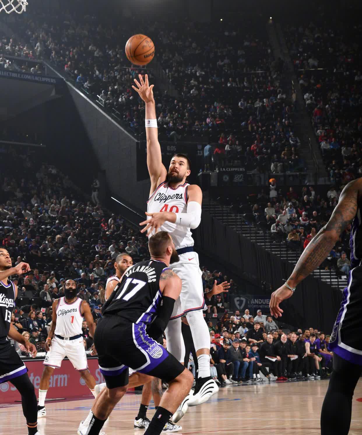 ayx-德布劳内重返赛场，刷新纪录首场状态出色，快船观众沸腾！